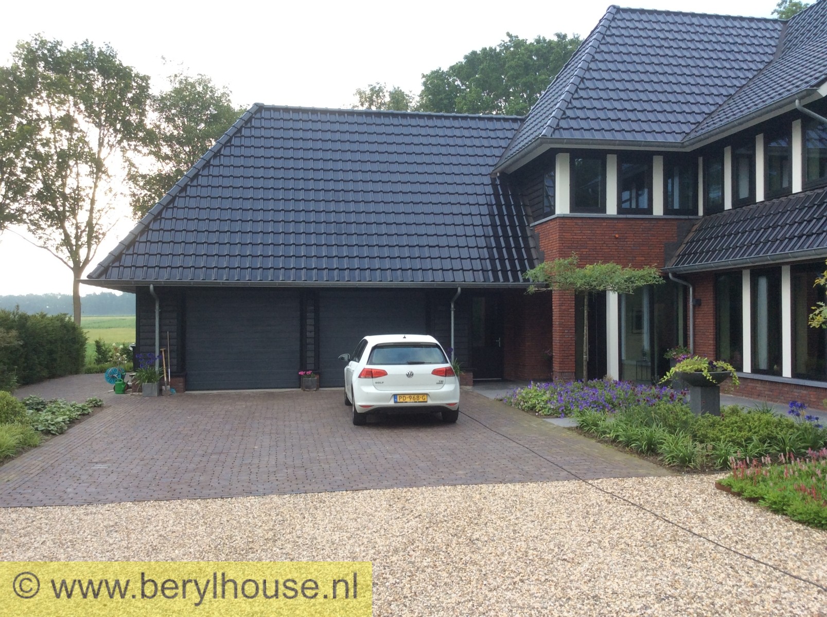 Dakpannen zwart mat verglaasd FD 10,5 (per m2)